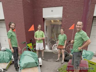 Une équipe de déménageurs du tonnerre, aux couleurs de l'entreprise