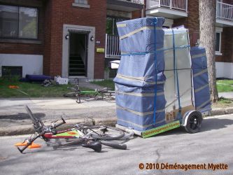 Déménagement à vélo d'un frigo et de meubles
