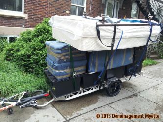 Déménagement de 8 bacs en plastique, de meubles et de matelas