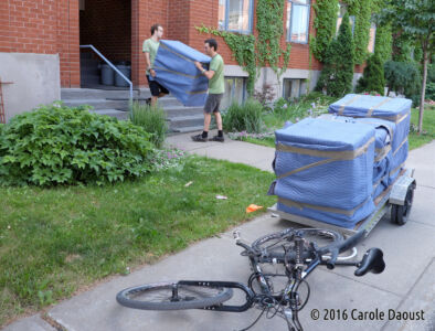Déménageurs à vélo au travail à Montréal